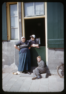 807843 Afbeelding van twee dames in klederdracht in de deuropening van een huis te Spakenburg (gemeente Bunschoten).